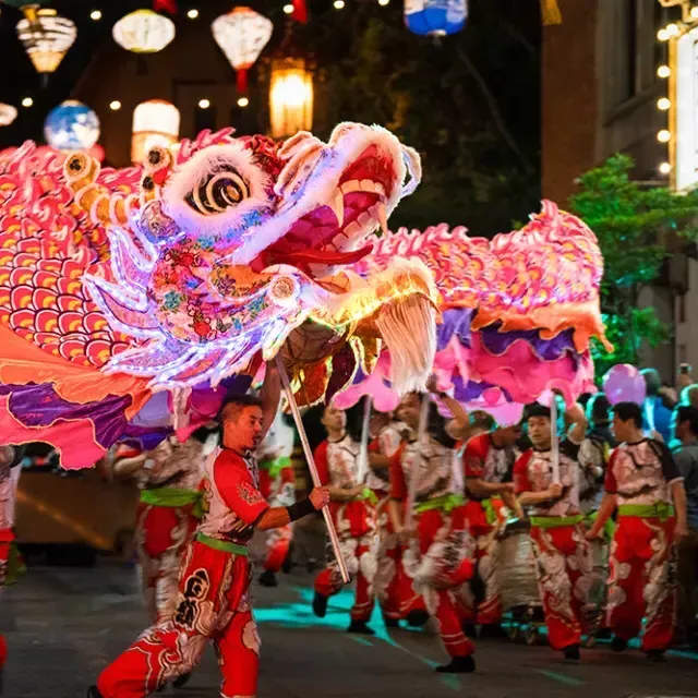 Dancers manipulate a giant, illuminated 拖on during 贝博体彩app's Lunar New Year Parade.